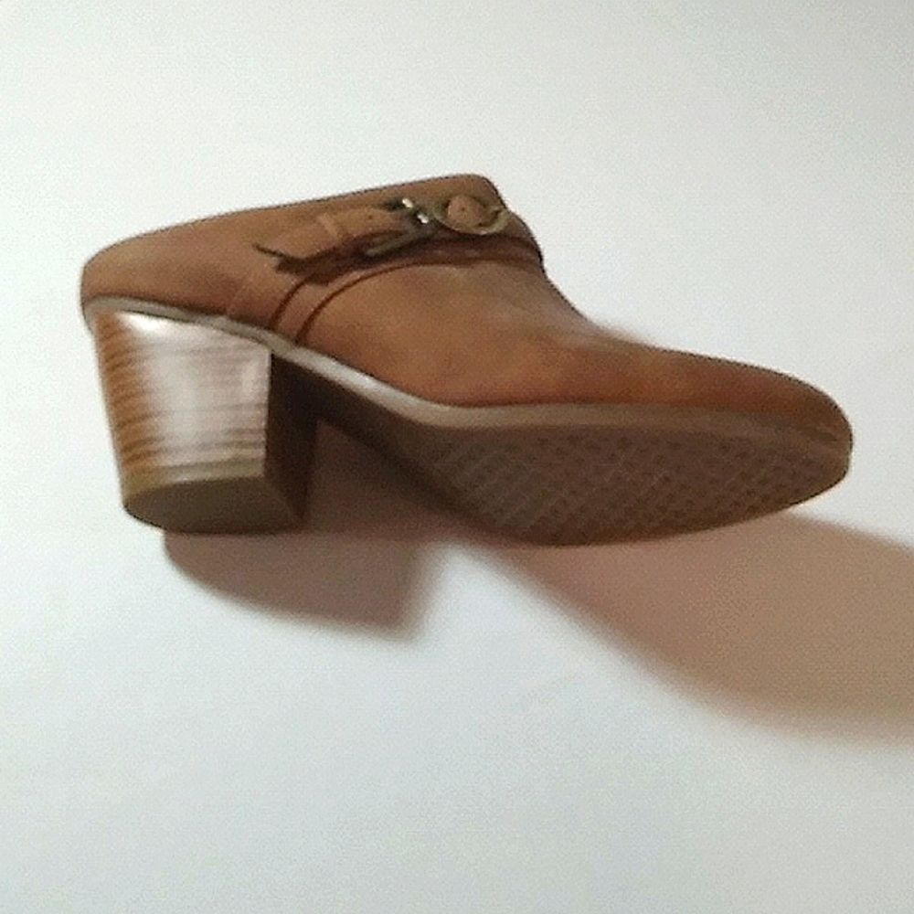 Aerosols 10 medium camel colored NWOT mules suede inside. 2 3/4 " Heels.